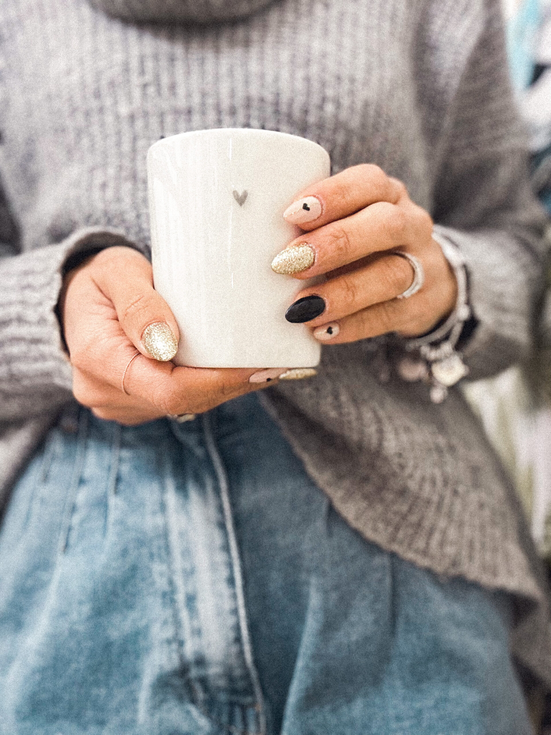 Mug bianco con cuore grigio