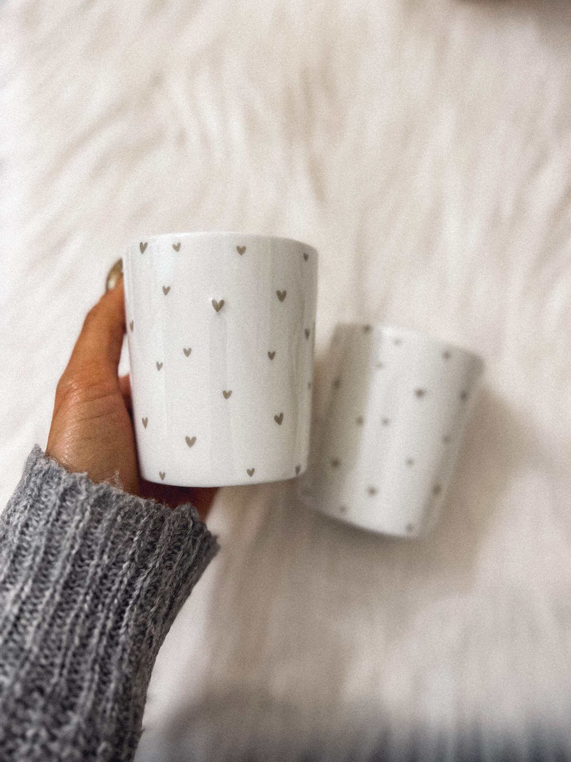 Mug bianco con cuoricini grigi