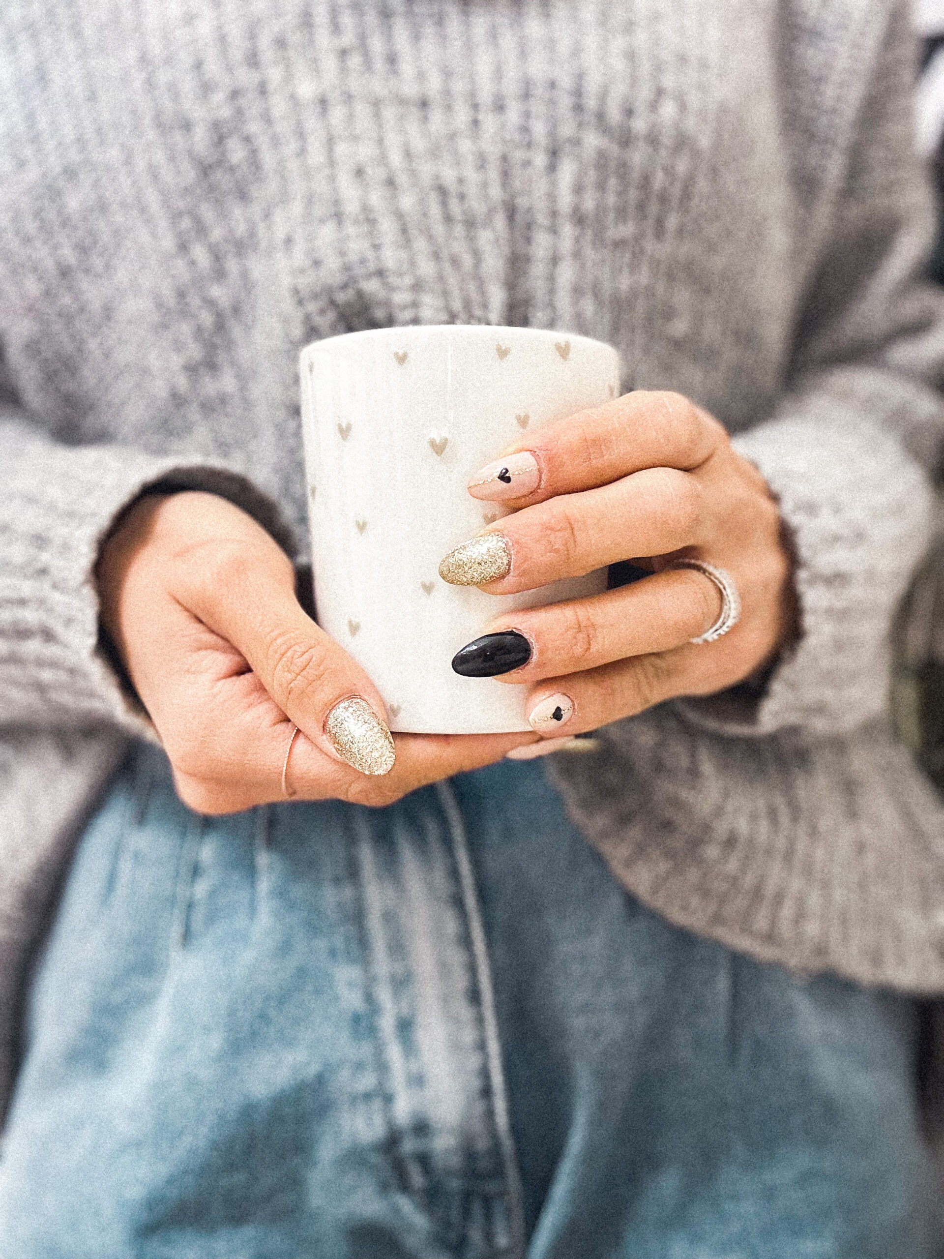 Mug bianco con cuoricini grigi