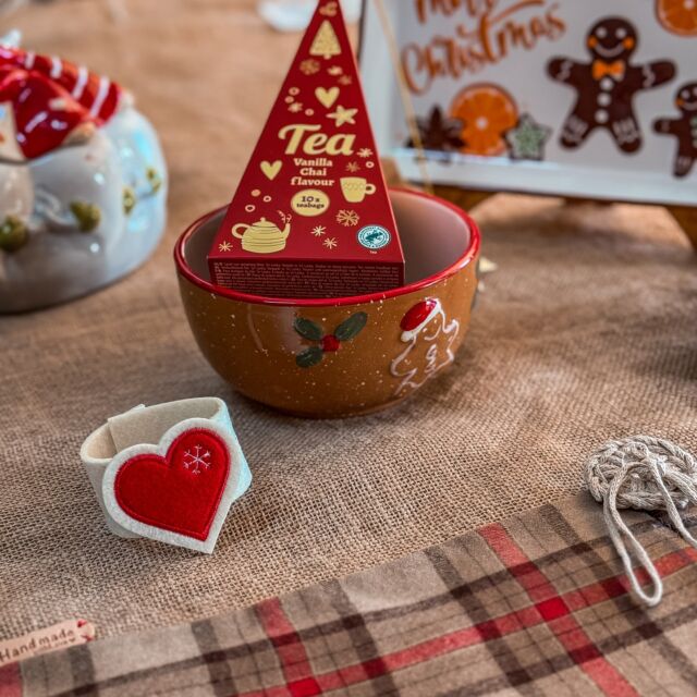 Christmas is coming✨🎄

Iniziamo a condividere con voi alcune delle nostre proposte per questo Natale 2024♥️ quest’anno ci siamo davvero sbizzarrite con tantissime idee regalo 🎁 

🧵🪡Il tovagliato fatto a mano 🪡🧵 è ormai il nostro fiore all’occhiello, perché ricerchiamo le migliori stoffe e le fantasie più particolari e raffinate, che poi vengono cucite a mano dalla mia mamma che ci mette il cuore e la sua passione, per offrirvi un prodotto finito originale e unico nel suo genere: NESSUNO DEI NOSTRI COORDINATI È BANALE E SCONTATO‼️

⚠️Sono pezzi unici nel loro genere, che troverete solo nella nostra boutique, per questo i pezzi sono limitati, quindi vi invitiamo sempre a raggiungerci in negozio per mostrarveli dal vivo✨

A questo possiamo poi abbinare l’immensa varietà di Tazze, teiere, tisaniere, barattoli in ceramica, tè, tisane e infusi artigianali🫖

Segui il nostro profilo per scoprire tutte le altre proposte♥️ 

#regali #natale #ideeregalo #regalidinatale #christmas #gift #handmade #regalo #madeinitaly #love #fattoamano #shopping #italia #idearegalo #italy #instagood #xmas #regalipersonalizzati #regalinatale #regalispeciali #merrychristmas #babbonatale #artigianato #design #casa #christmastime #borghettosantospirito