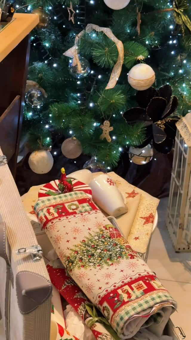 Anche quest’anno ci siamo trasformate in Elfetti aiutanti di Babbo Natale per riempire di Gioia e doni le vostre casine accoglienti ✨🎄

Il nostro negozio è addobbato a festa, gli alberi sono carichi di palline luccicanti e le vetrine colme di doni preziosi che attendono te per essere confezionati ♥️

Noi siamo pronte, ti aspettiamo per confezionare i tuoi regali con l’amore e la passione che ci contraddistinguono da ormai 7 anni 🫶

Sei già nel mood?!🎄✨ #christmastree #christmasdecor #vetrinenatalizie #christmasiscoming #christmasdecorations #christmasideas #christmasgifts #giftideas #natale2024 #regalidinatale #articolidaregalo #caffesavonashop #negoziodicapsuledicaffè #borghettosantospirito #liguria