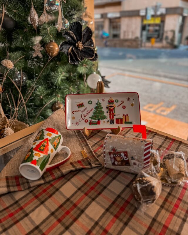 🎄✨ Regali Unici per un Natale Fatto a Mano 🎁🌟

Il Natale è il momento perfetto per regalare qualcosa di speciale e fatto con amore. Quest’anno, fai un regalo che racconta una storia, scegli tra i nostri articoli natalizi e tovagliato realizzati a mano! 🎅🏼❤️

🎁 Regali Natalizi Artigianali
Sorprendi i tuoi cari con oggetti unici, pensati per rendere ogni momento speciale: decorazioni natalizie fatte a mano, candele profumate, piccoli accessori in ceramica o tessuti ricamati. Ogni articolo porta con sé il calore e la tradizione dell’artigianato locale.

🍽️ Tovagliato Natalizio
Crea l’atmosfera perfetta per il pranzo di Natale con il nostro tovagliato artigianale: tovaglie, tovaglioli e runner realizzati con tessuti pregiati e decorazioni che richiamano la magia delle feste. Ogni pezzo è pensato per rendere unica la tua tavola, portando eleganza e un tocco di originalità. 

#nataleartigianale #regalifattiamano #tovagliatopersonalizzato #natalesostenibile #regalioriginali #christmasgifts #christmasdecor #christmasideas #handmadewithlove